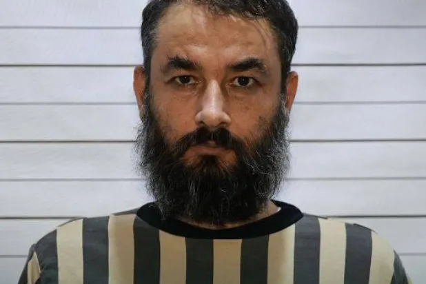 DEAŞ'ın üst düzey askeri liderlerinden, "Ebu Cihad el-Muhacir" lakaplı Hamza Abdullah Muhammed, yakalandıktan sonra (SANA) 