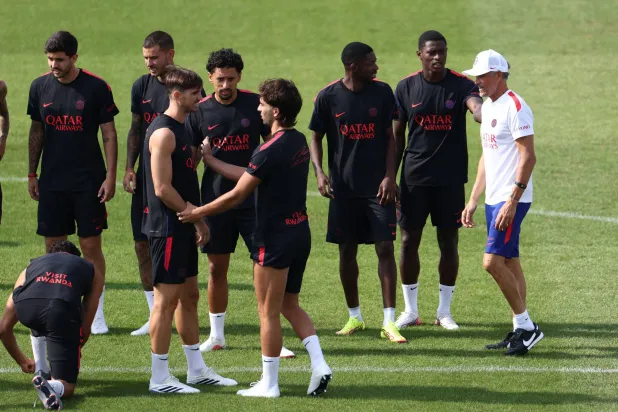 جانب من تدريبات لاعبي باريس سان جيرمان (رويترز)