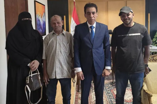 مساعد وزير الخارجية المصرية حداد الجوهري خلال استقباله الثلاثاء أهالي البحّارَين اللذين احتُجزا في إيران (صفحة الخارجية على فيسبوك)