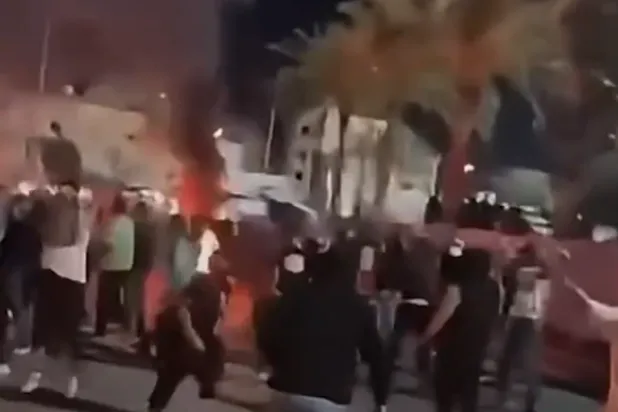 احتجاجات ليلية فى العاصمة طرابلس أمس الاثنين (من مقاطع نشرتها وسائل إعلام محلية)