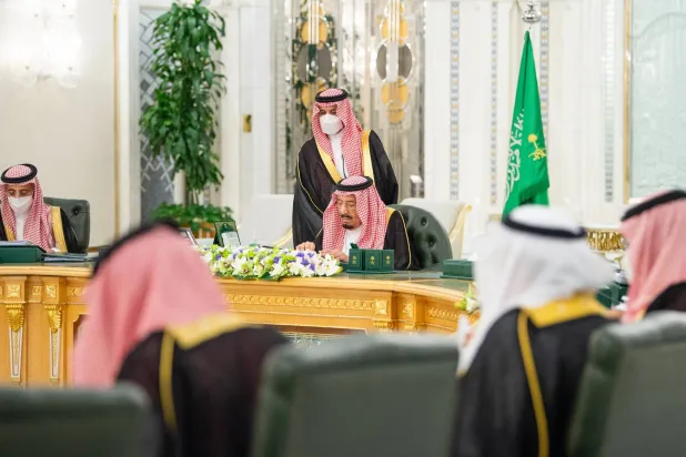 خادم الحرمين الشريفين الملك سلمان بن عبد العزيز مترئساً جلسة مجلس الوزراء في جدة الثلاثاء (واس)