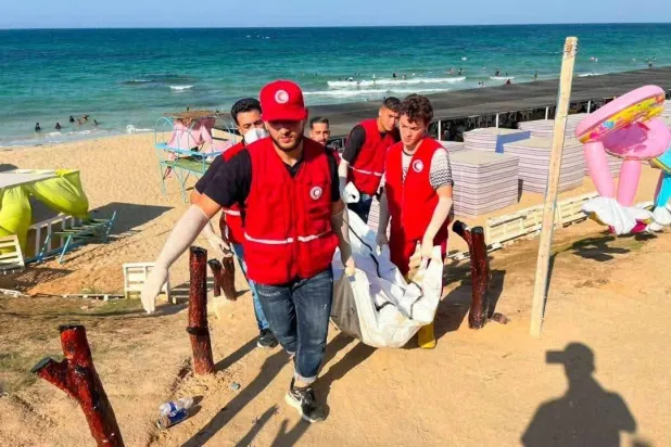 عناصر من «الهلال الأحمر» بطرابلس يواصلون انتشال جثث مهاجرين غرقوا في «المتوسط» قبالة تاجوراء (الهلال)