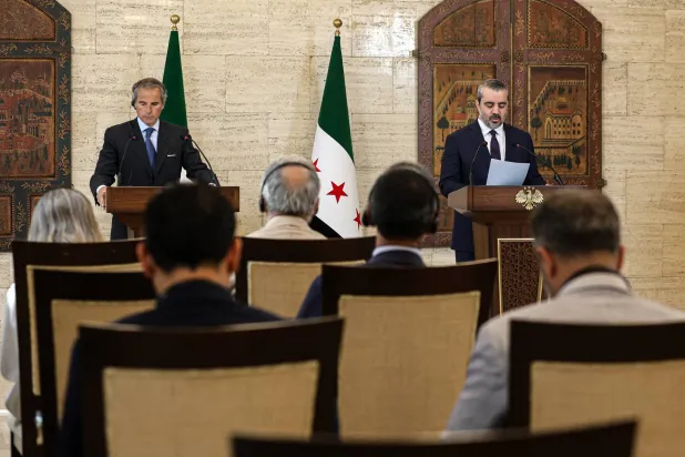 وزير الخارجية السوري أسعد الشيباني (يمين) يتحدَّث خلال مؤتمر صحافي مشترك مع رافائيل غروسي (يسار) المدير العام للوكالة الدولية للطاقة الذرية في قصر تشرين الرئاسي السابق في دمشق... 18 أغسطس 2026 (إ.ب.أ)