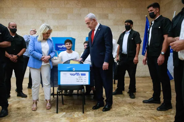 نتنياهو وزوجته سارة يدليان بصوتيهما في انتخابات الليكود الاثنين (أ.ف.ب)