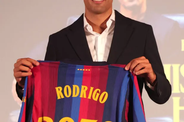 رودري لاعب برشلونة الجديد يحمل قميصه خلال حفل تقديمه (رويترز)