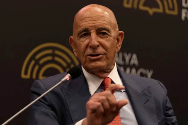 ABD'nin Suriye Özel Temsilcisi ve Türkiye Büyükelçisi Tom Barrack, 17 Nisan 2026'da düzenlenen Antalya Diplomasi Forumu'ndaki bir oturumda konuşurken. (Reuters)