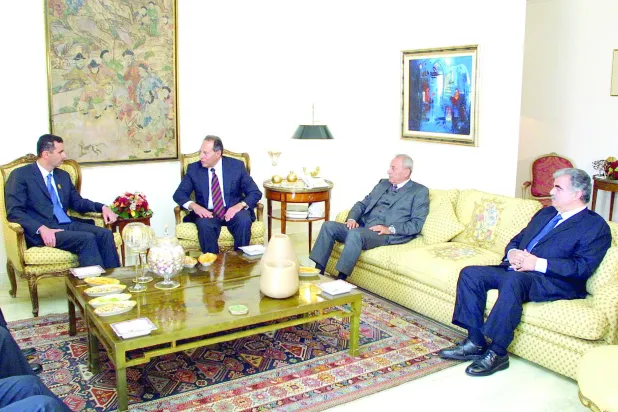 بشار الأسد مجتمعاً بإميل لحود ونبيه بري ورفيق الحريري (غيتي)