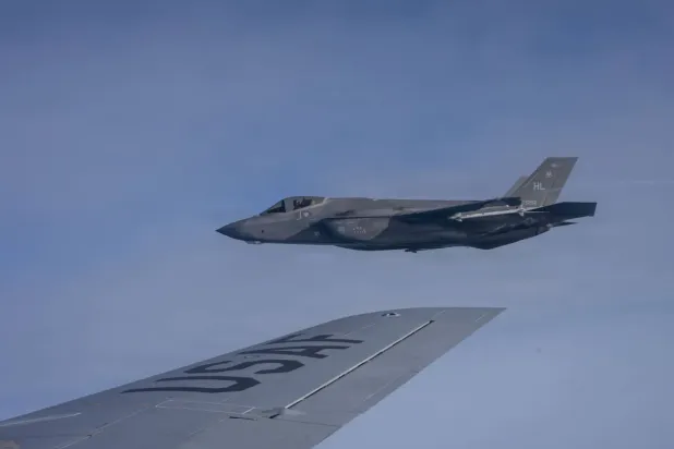 ABD’nin İran’a yönelik operasyonları kapsamında bir yakıt ikmal uçağının yanında uçan bir F-35 savaş uçağı, 7 Ağustos 2026 (ABD Hava Kuvvetleri)