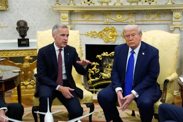 Kanada Başbakanı Mark Carney ve ABD Başkanı Donald Trump, (Arşiv-AP)