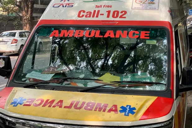 Hindistan'da yol kenarına park etmiş bir ambulans, (Arşiv-DPA)