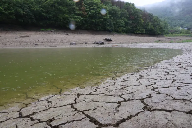 Rain falls on a dried-up reservoir in drought-hit Miryang, about 280 kilometers southeast of Seoul, South Korea, 16 August 2026.  EPA/YONHAP SOUTH KOREA OUT