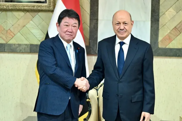 Yemen Başkanlık Konseyi Başkanı Reşad el-Alimi, Japonya Dışişleri Bakanı Toshimitsu Motegi ile bir araya geldi. (Reuters)