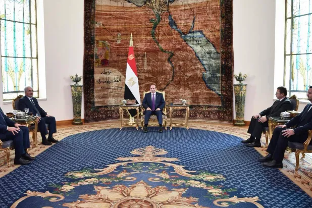 الرئيس المصري عبد الفتاح السيسي مستقبلاً القائد العام لـ«الجيش الوطني» الليبي (أرشيفية_ الرئاسة المصرية)