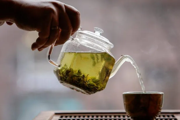 الشاي الأخضر يبرز بوصفه خياراً شائعاً لتعزيز حرق الدهون (رويترز)