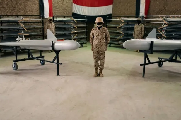 Yemen askerleri, Yemen ordusunun yakın zamanda kullanmaya başladığı insansız hava araçlarının (İHA) bulunduğu bir deponun içinde, (X)