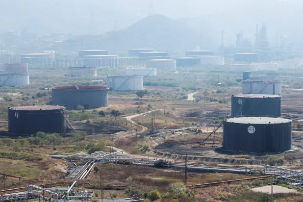 مشهد لمنشآت في مصفاة بويرتو لا كروز لتكرير النفط التابعة لشركة النفط الحكومية الفنزويلية (رويترز)