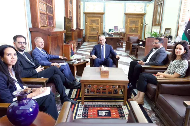 محافظ مصرف ليبيا المركزي في لقاء مع مبعوث الرئيس الفرنسي بطرابلس الأربعاء (مصرف ليبيا المركزي)