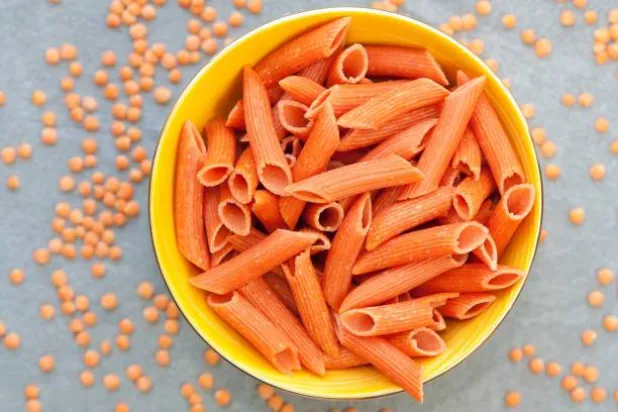 تعد معكرونة العدس خياراً آخر غنياً بالبروتين والألياف (بيكسلز)