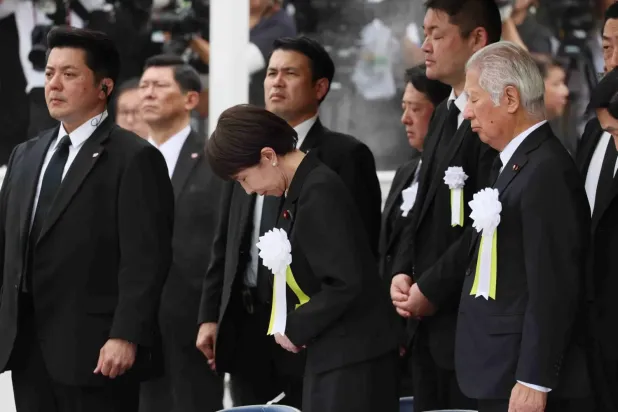 Japonya Başbakanı Sanae Takaichi (ortada), Nagazaki’ye atom bombası atılmasının 81. yıldönümü münasebetiyle Japonya’nın güneybatısındaki Barış Parkı’nda düzenlenen anma töreninde bir dakikalık saygı duruşunda bulunuyor. (EPA)
