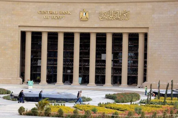 جدد الرئيس السيسي تكليف حسن عبد الله برئاسة المركزي (رويترز)