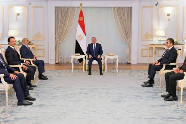 السيسي خلال استقباله حفتر في العلمين بمصر أمس الأربعاء (الرئاسة المصرية)