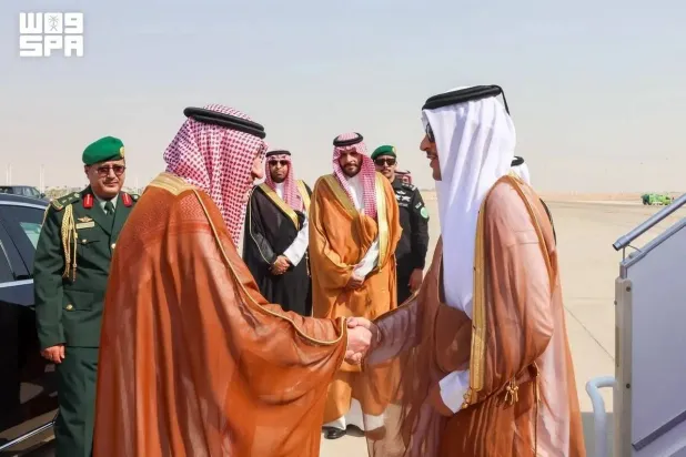 Qatar’s Prime Minister and Minister of Foreign Affairs Sheikh Mohammed bin Abdulrahman bin Jassim Al Thani is welcomed upon his arrival in Riyadh. (SPA)