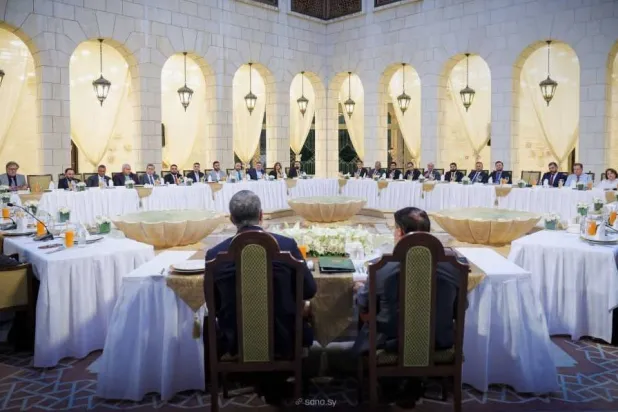 إعلاميون وباحثون وأعضاء مجلس شعب في جلسة حوارية وعشاء مع وزير الخارجية السورية (سانا)