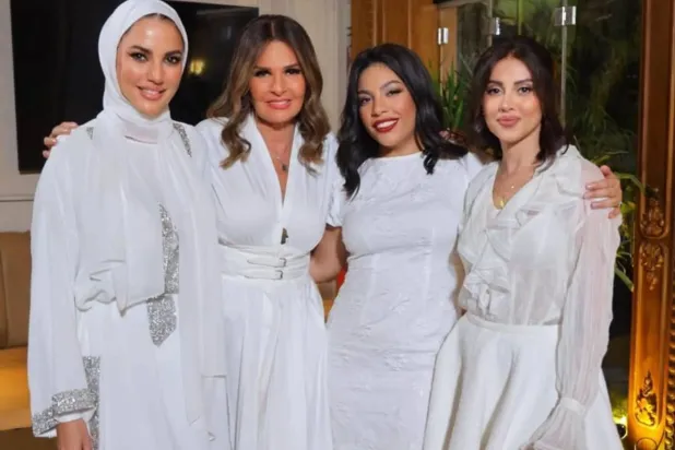 يسرا تتوسط البطلات دُرة وياسمين رئيس ودنيا سامي في لقطة من الفيلم (الشركة المنتجة)