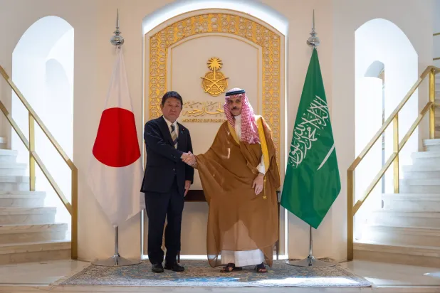 الأمير فيصل بن فرحان مستقبلاً الوزير توشيميتسو موتيجي في الرياض الأربعاء (الخارجية السعودية)