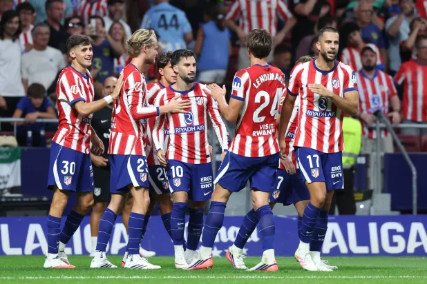فرحة أتلتيكو مدريد بتسجيل الهدف الثاني في مرمى ملقا (إ.ب.أ)