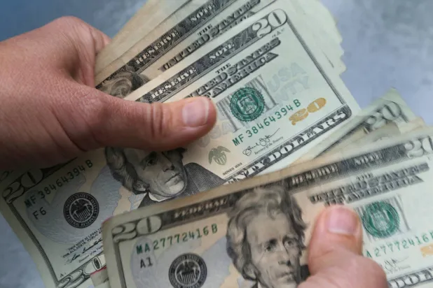 أوراق نقدية من فئة العشرين دولاراً (أ.ب)