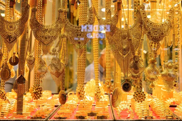  AFP_A photo shows gold bangles and necklaces for sale at a gold shop at the Grand Baazar in Istanbul