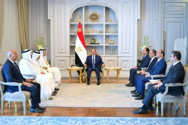 الرئيس المصري عبد الفتاح السيسي خلال استقباله رئيس الوزراء القطري الشيخ محمد بن عبد الرحمن بن جاسم (الرئاسة المصرية)