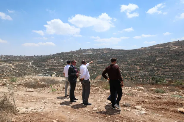 السفير الهولندي لدى فلسطين ميشال رينتينار خلال زيارة بلدة قصرة جنوب نابلس بالضفة الغربية الثلاثاء الماضي (إ.ب.أ)