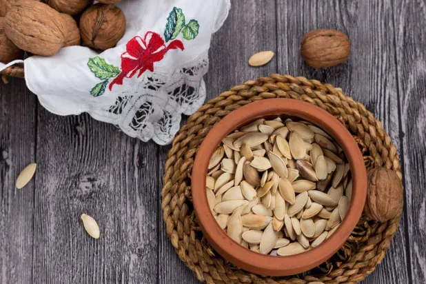 بذور دوار الشمس والجوز من الأطعمة الغنية بالعناصر الغذائية التي يمكن أن تدعم صحة الدماغ (بكسلز)
