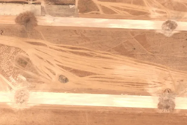 مدارج قاعدة أبو الظهور الجوية قرب حلب السورية تظهر بعد هجوم إسرائيلي (رويترز)
