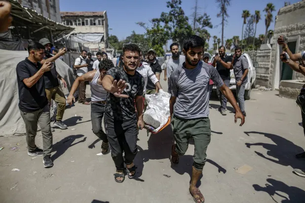 Palestinians carry the body of a person killed following an Israeli airstrike in Gaza City, 19 August 2026.EPA/MOHAMMED SABER