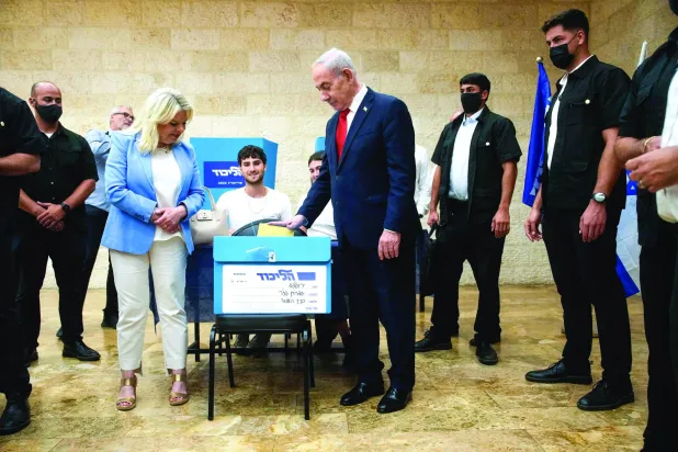 نتنياهو وزوجته سارة يدليان بصوتيهما في انتخابات «الليكود» يوم 18 أغسطس (أ.ف.ب)