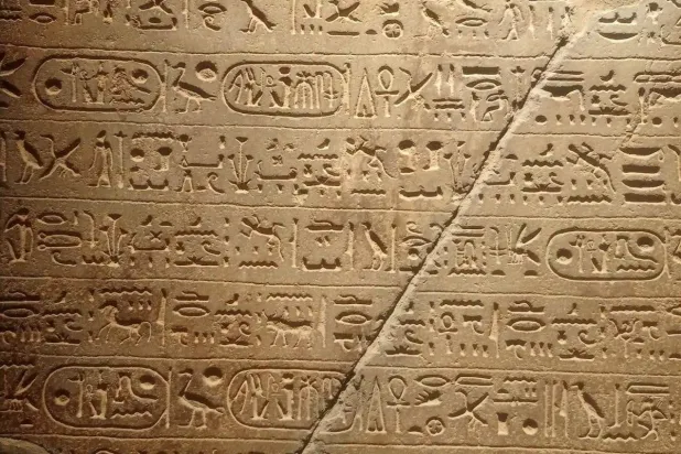 لوحة رمسيس الثاني النادرة بعد إعادة عرضها بالمتحف المصري (وزارة السياحة والآثار)
