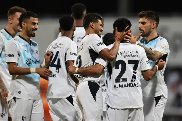 لاعبو الهلال يهنئون مندش بعد هدفه في الفيحاء (تصوير: سعد العنزي)