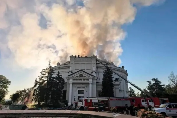 Ukrayna'nın insansız hava araçlarıyla saldırısının ardından Kırım'da acil durum ekipleri yangınları söndürme çalışması yürütüyor (Arşiv- AP)