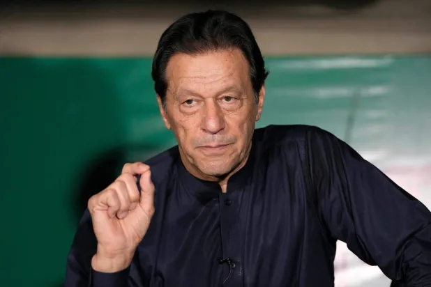 رئيس الوزراء الباكستاني السابق عمران خان خلال مؤتمر صحافي في منزله بمدينة لاهور الباكستانية يوم 18 مايو 2023 (أ.ب)