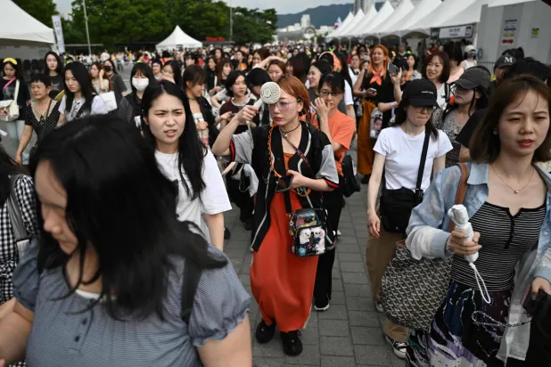 Fans arrive to attend a concert by K-pop boy band Stray Kids, which kicked off the band’s “Run It” world tour, in Seoul on July 25, 2026. (Photo by GREG BAKER / AFP)