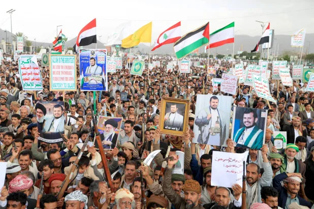 حشد حوثي في صنعاء دعا إليه زعيم الجماعة لتأييد الهجمات البرية والبحرية (أ.ف.ب)