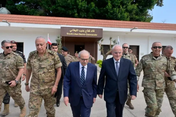 رئيس الحكومة اللبناني نواف سلام خلال زيارته الجيش اللبناني في جنوب البلاد.. 21 أغسطس 2026 (الوكالة الوطنية للإعلام)