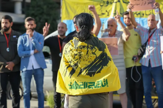 مناصرة لـ«حزب الله» تشارك في حراك معارض لمسار التفاوض اللبناني مع إسرائيل الذي تمضي به الدولة اللبنانية (إ.ب.أ)