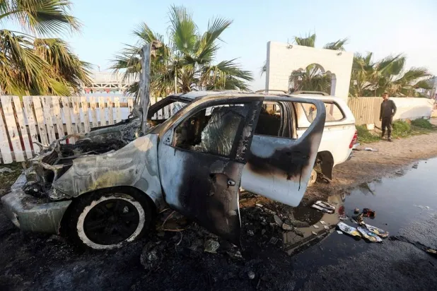 شخص ينظر إلى مركبة قُتل فيها موظفون من منظمة «وورلد سنترال كيتشن» في غارة جوية إسرائيلية في دير البلح وسط قطاع غزة في 2 أبريل 2024 (أرشيفية - رويترز)