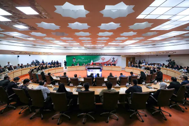 الرئيس الإيراني مسعود بزشكيان خلال مؤتمر صحافي في طهران 8 أغسطس 2026 (الرئاسة الإيرانية - أ.ف.ب)