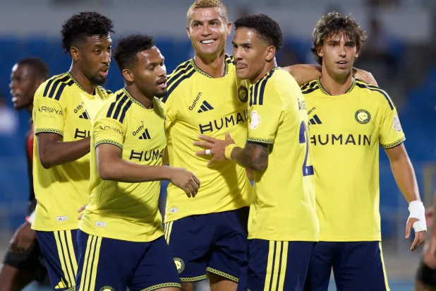 لاعبو النصر يهنئون رونالدو بالهدف (تصوير: نايف العتيبي)
