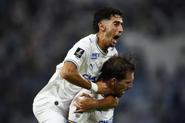 بيير إميل لاعب أولمبيك مرسيليا يحتفل بعد تسجيل هدفه الرابع مع زميله نايف أكرد (رويترز)